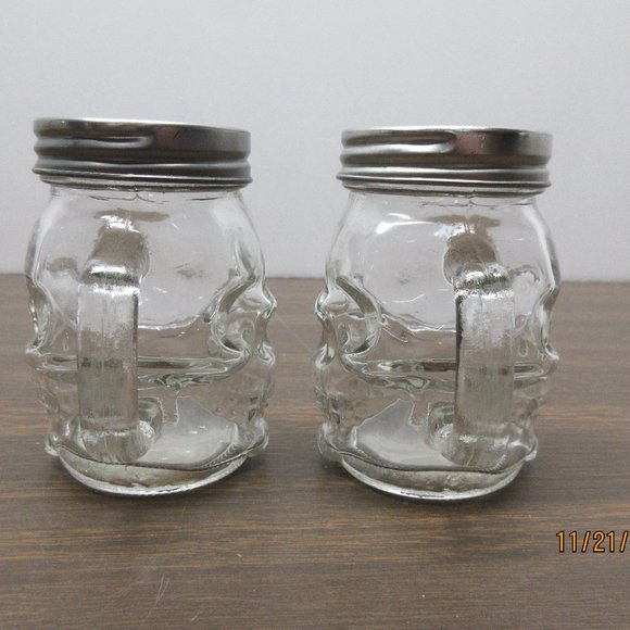 Skull Salt & Pepper Shaker Set - Picture 2 of 6